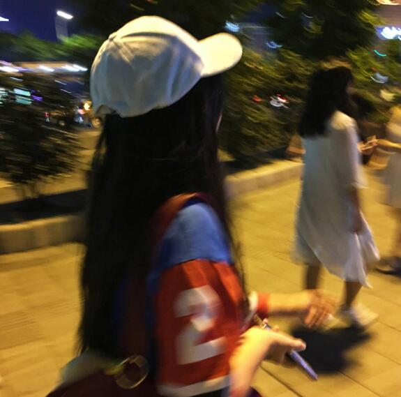 唯美女生背影图片清新淡雅 大学生头像女生背影(17)