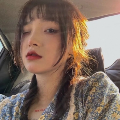 女生简单大方气质微信头像(9)