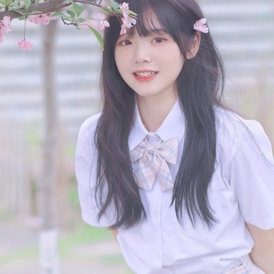 氛围感色调暗的真人女生头像(4)