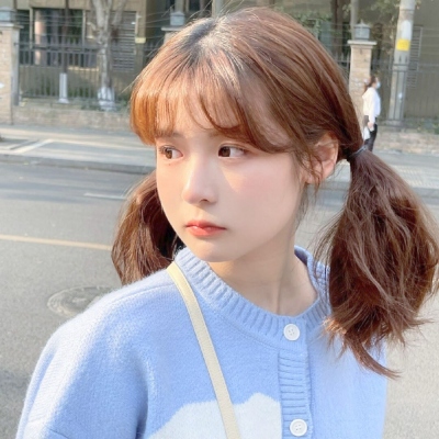 氛围感色调暗的真人女生头像(10)