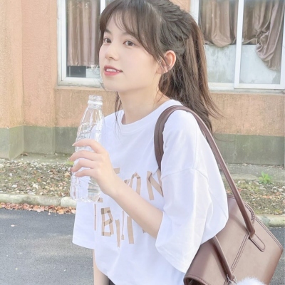 氛围感色调暗的真人女生头像(13)