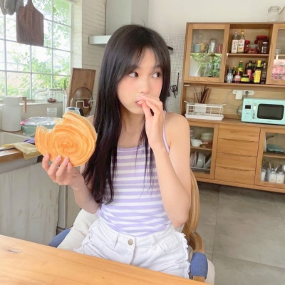 氛围感色调暗的真人女生头像(7)