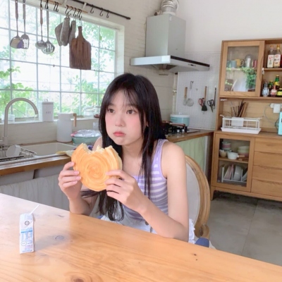 氛围感色调暗的真人女生头像(6)