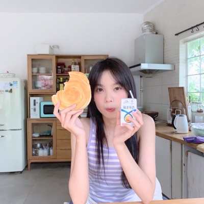 氛围感色调暗的真人女生头像(5)
